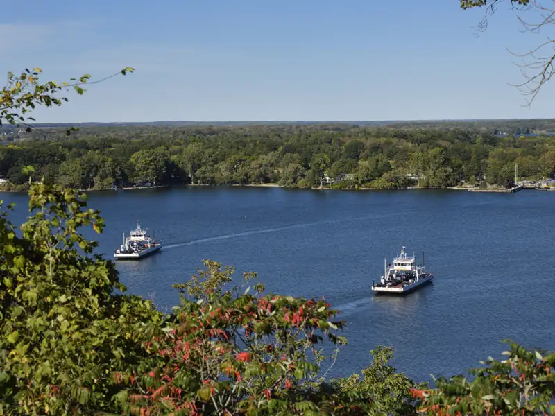 Zwei Fähren auf dem Fluss.