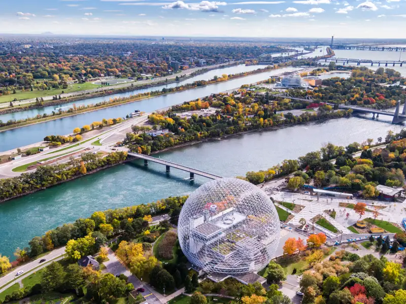 Luftbild der Biosphäre von Montreal mit Blick auf den Sankt-Lorenz-Strom und die umliegenden Parks.