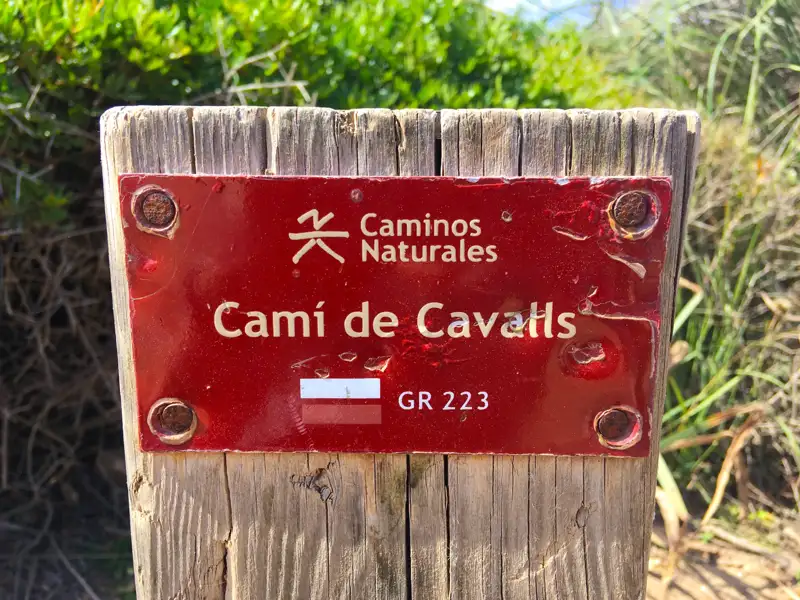 Wegweiser für den Fernwanderweg GR 223, Camí de Cavalls.