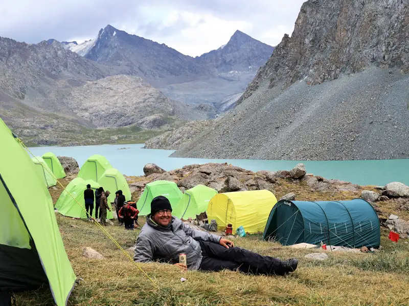 Wanderer im Zeltlager am Bergsee