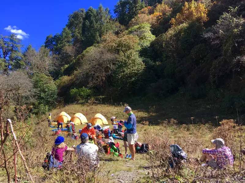Basislager mit Zelten und Wanderern.