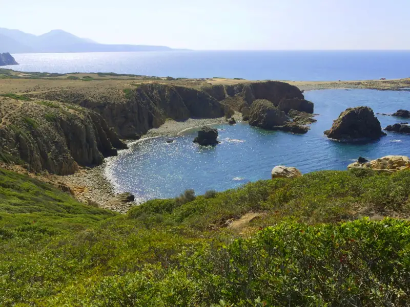 Felsige Küstenlinie mit Blick auf das Meer.