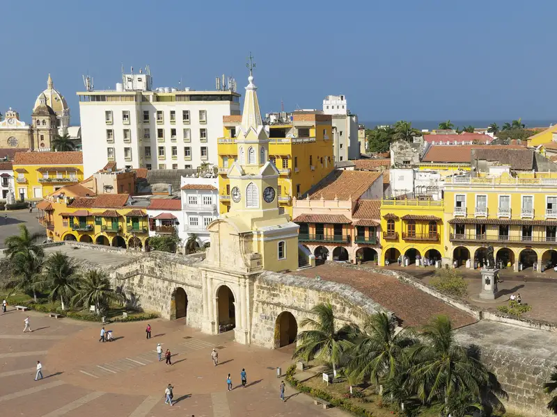 Blick auf die Altstadt von Cartagena mit ihren farbenfrohen Gebäuden und dem historischen Stadttor.