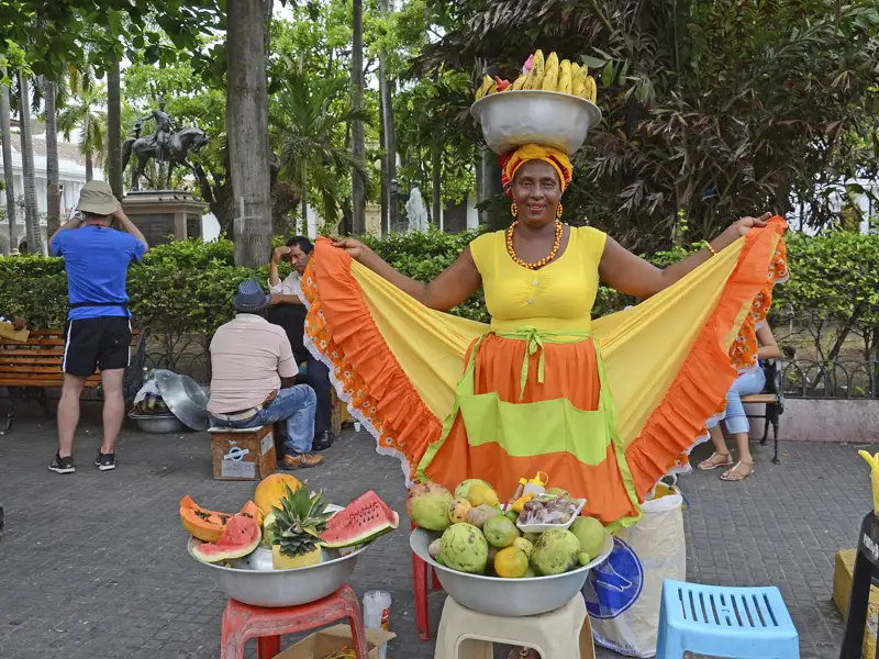 Traditionelle Obstverkäuferin mit tropischen Früchten und Bananen.