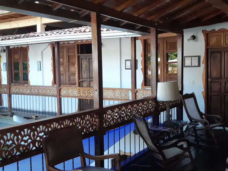 Galerie mit Blick auf den Innenhof.