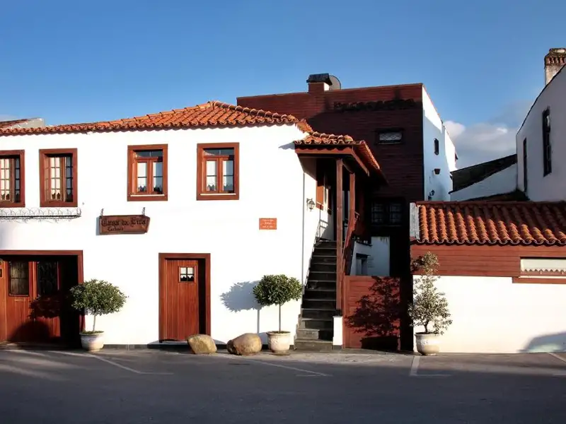 Traditionelles Gebäude der Quinta do Estreito Casas de Campo mit charakteristischer Architektur.