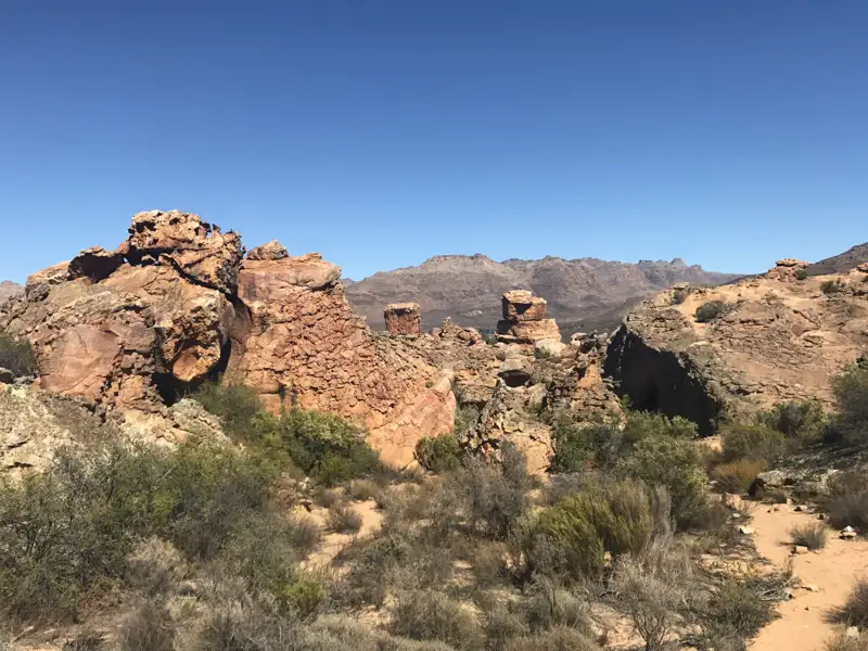 Rötliche Felsformationen und Berglandschaft