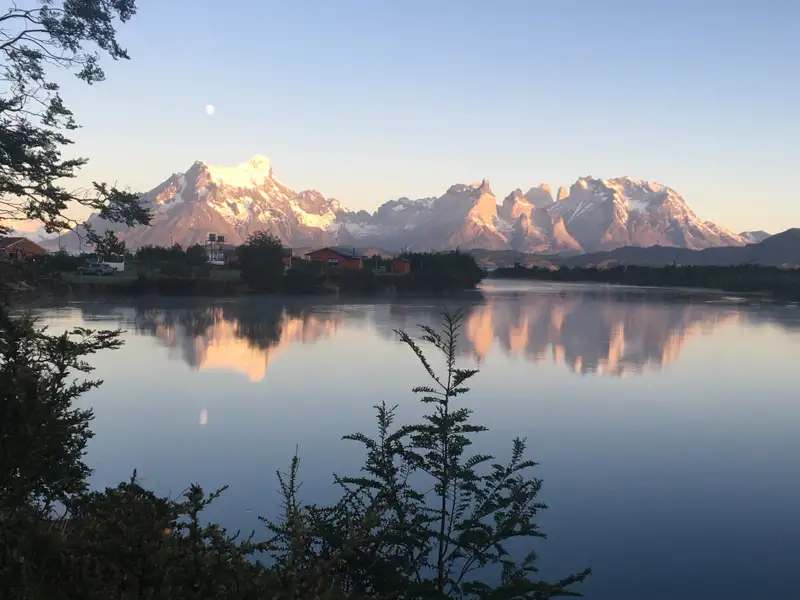 Spiegelung der Berge im See.
