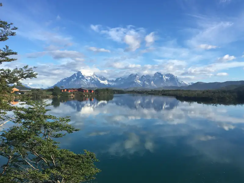 Ruhiger See mit Spiegelung der Berge