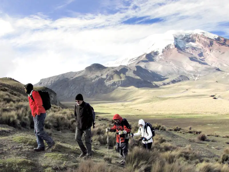 Wanderer mit Trekkingstöcken in den Anden.