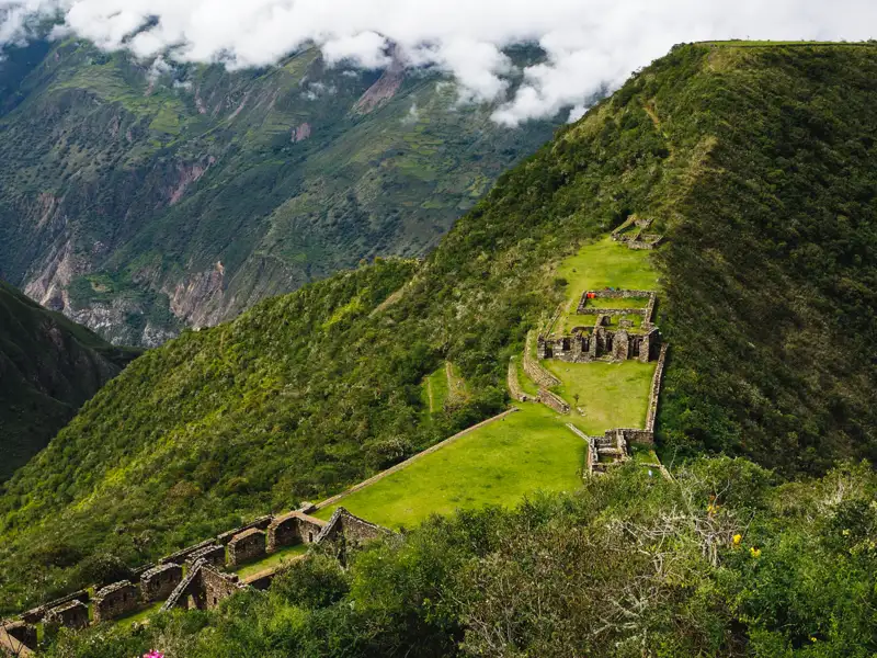 Alte Inka-Ruinen auf einem Berghang.