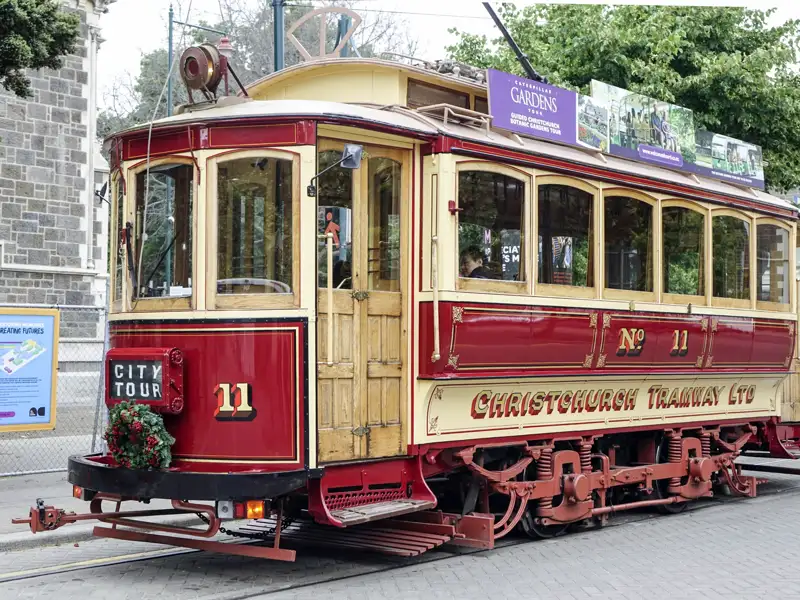 Historische Straßenbahn Nr. 11 der Christchurch Tramway Ltd. auf einer City Tour, Werbung für die Botanischen Gärten.