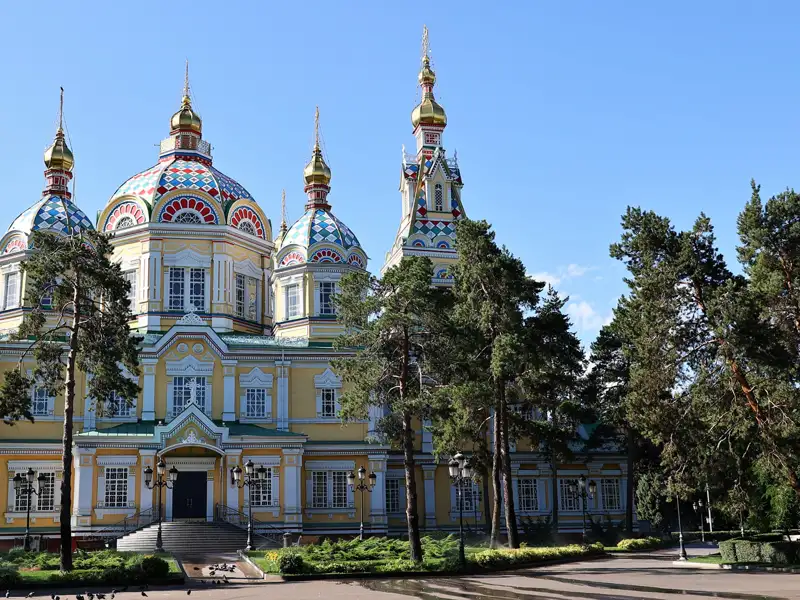 Außenansicht der Kathedrale mit ihren markanten Kuppeln und der umgebenden Landschaft.