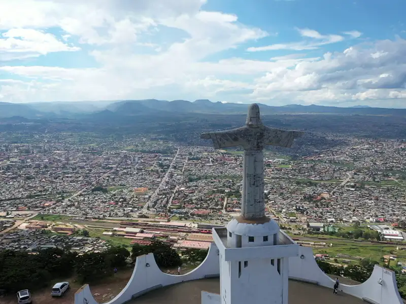 Cristo Rey Statue mit Blick auf die Stadt.