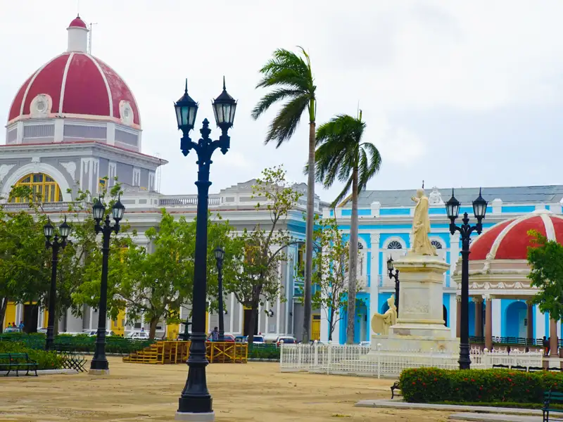 Architektur und Statue auf einem Platz