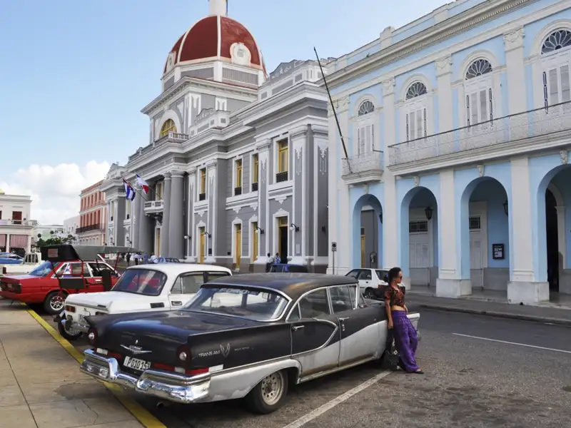 Oldtimer vor historischem Gebäude in Kuba
