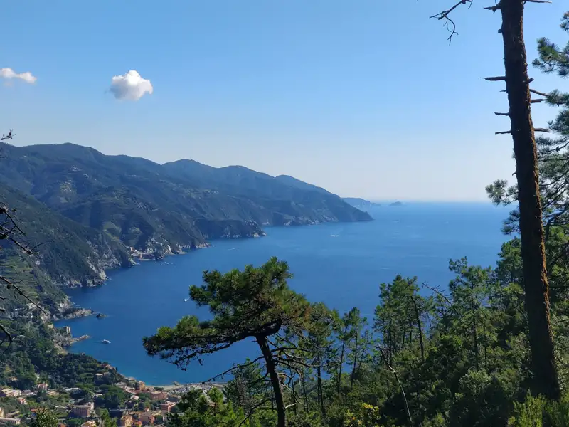 Blick auf die Küste und das Meer.