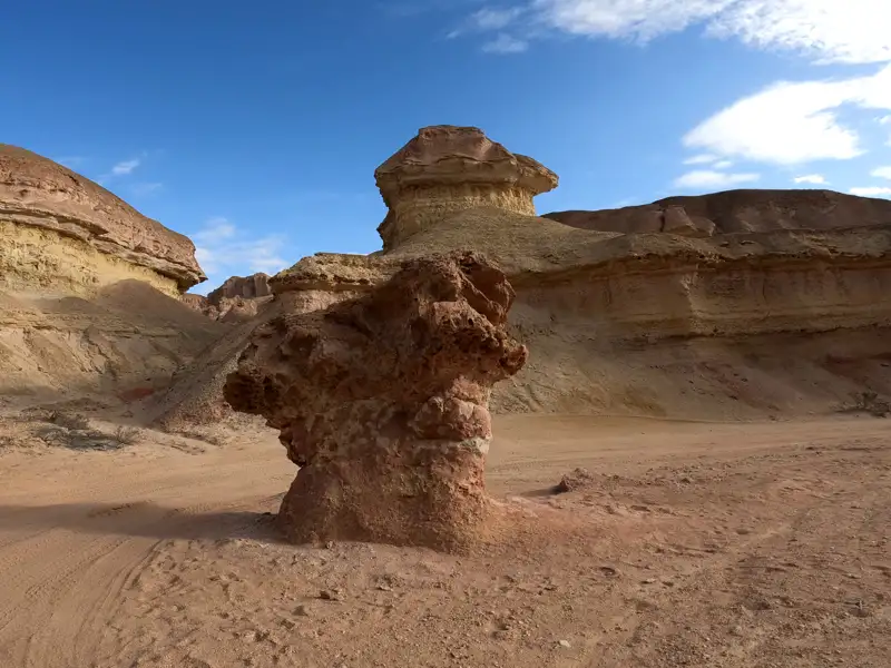 Erodierte Sandsteinformationen in der Wüste.