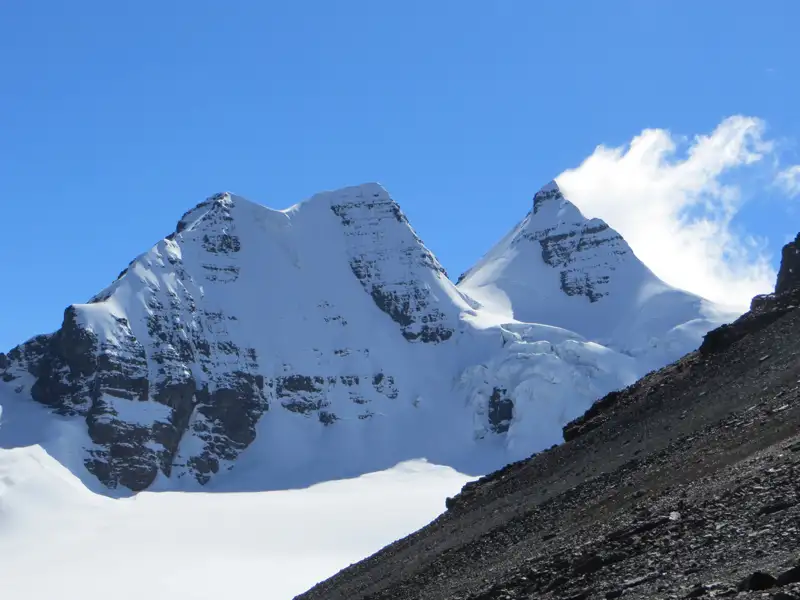 Schneebedeckte Berggipfel mit Gletscher.