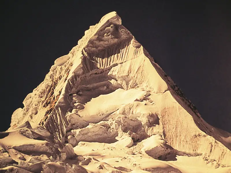 Schneebedeckter Berggipfel