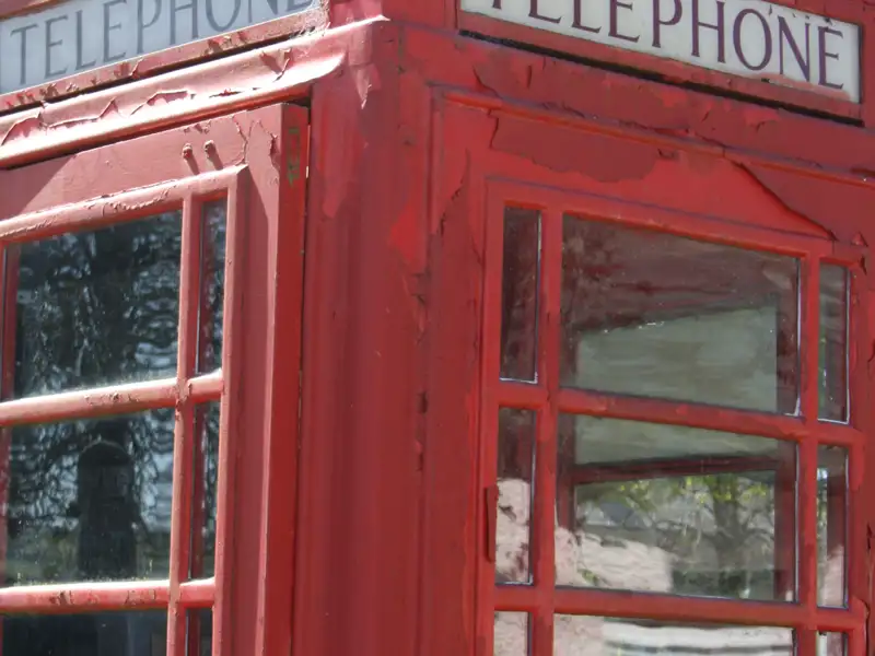 Nahaufnahme einer roten Telefonzelle.