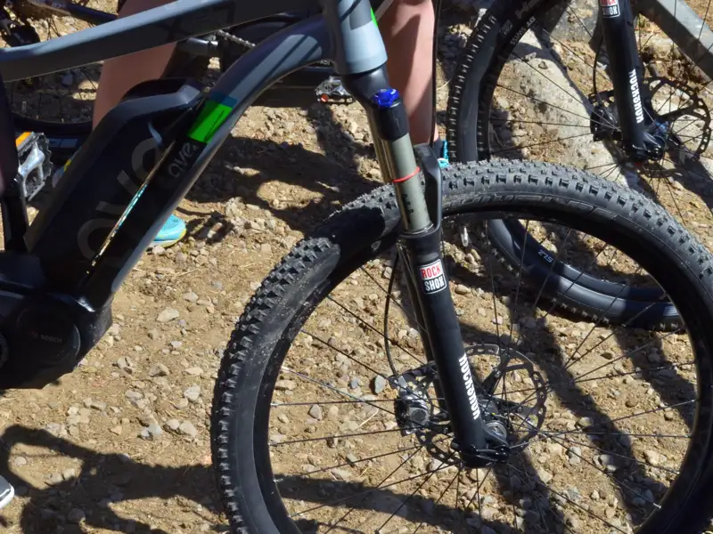 Vorderrad eines E-Bikes mit RockShox Federgabel und Scheibenbremse.