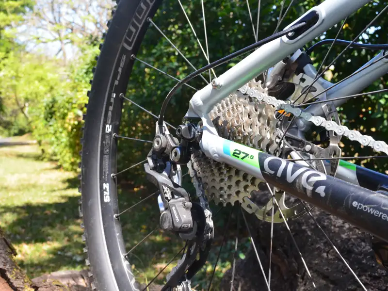 Kettenschaltung und 27,5 Zoll Reifen eines Mountainbikes.