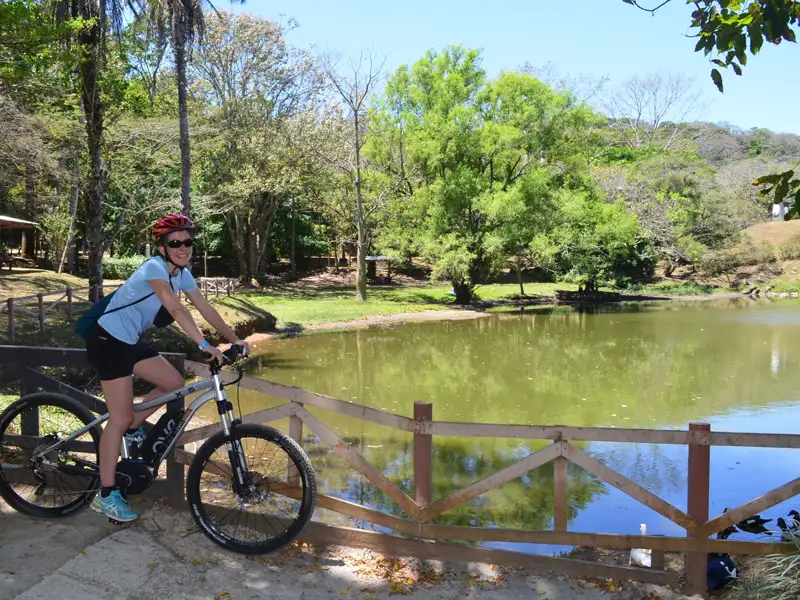 Radfahrerin macht eine Pause an einem See während ihrer Radtour.