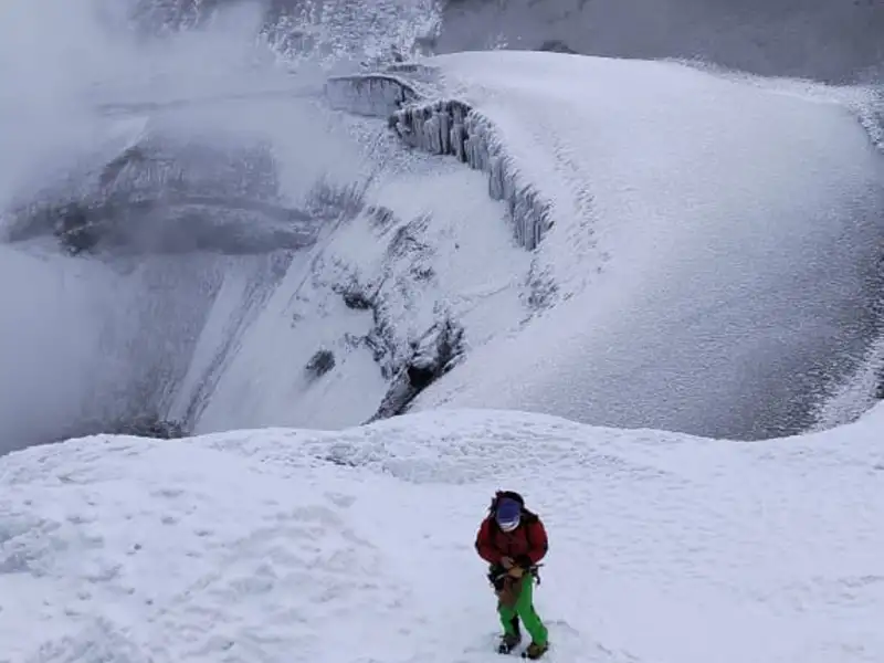 Bergsteiger in schneebedeckter Landschaft.