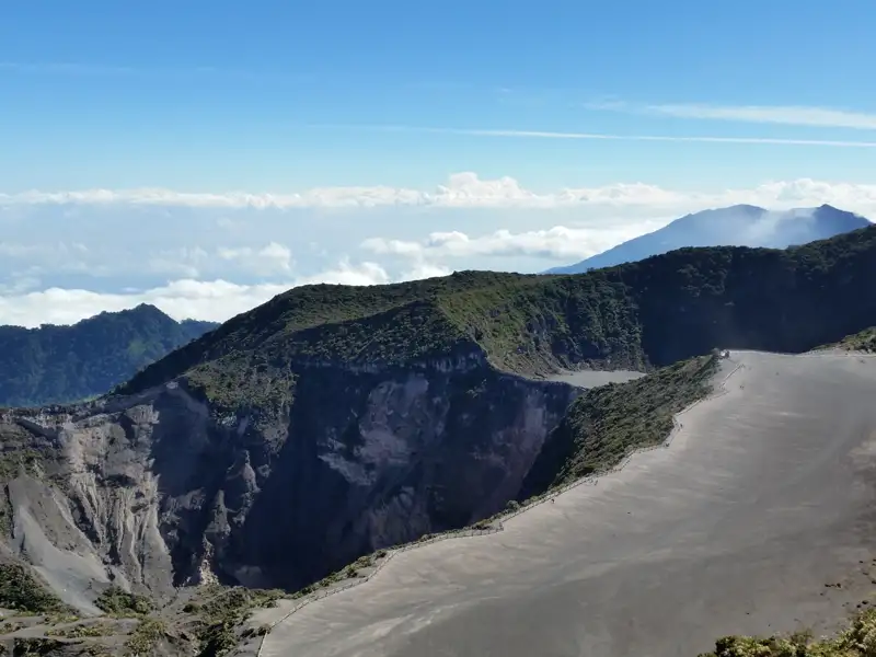 Panoramablick auf einen Vulkankrater.