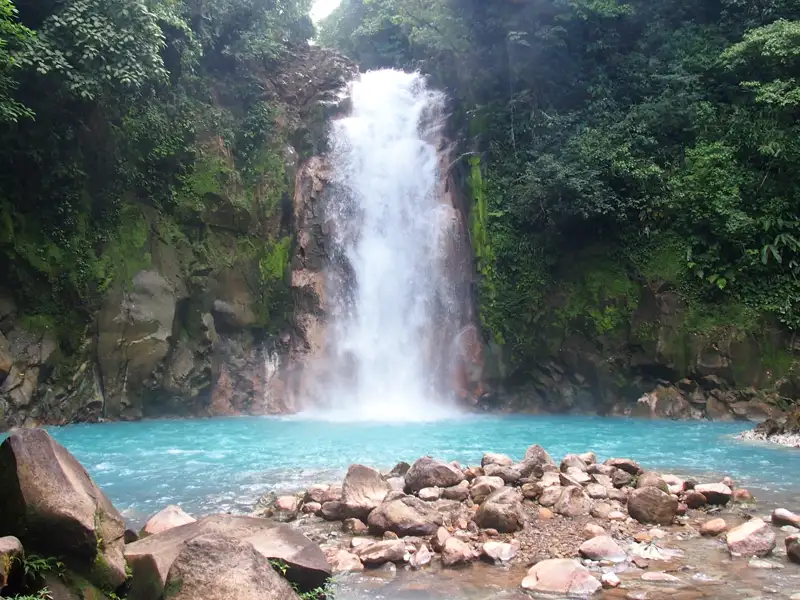 Wasserfall mit türkisfarbenem Becken