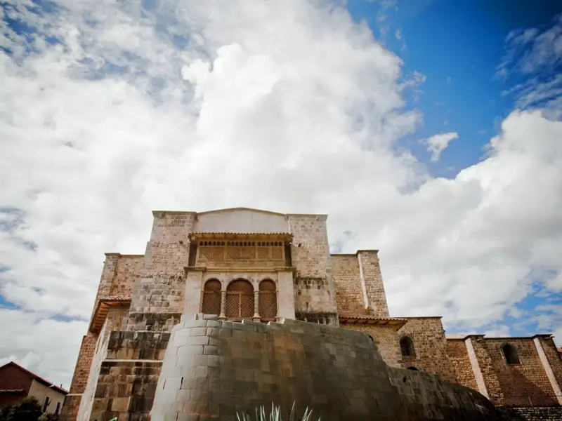Historisches Steingebäude mit markanten architektonischen Details.