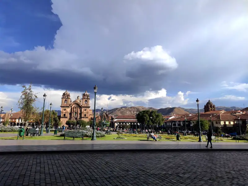 Plaza de Armas in Cusco mit der Kathedrale im Hintergrund.
