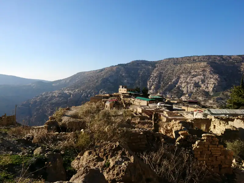 Bergdorf in felsiger Landschaft