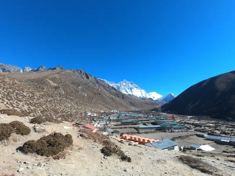 Blick auf ein Bergdorf im Himalaya, möglicherweise auf dem Weg zum Mount Everest.