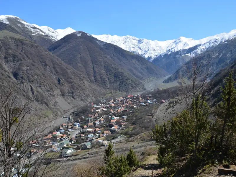 Dorf in einem Gebirgstal