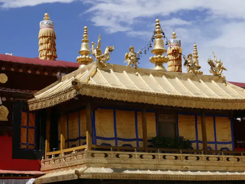 Goldenes Dach mit traditionellen Verzierungen.