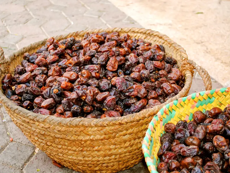 Datteln in Körben.