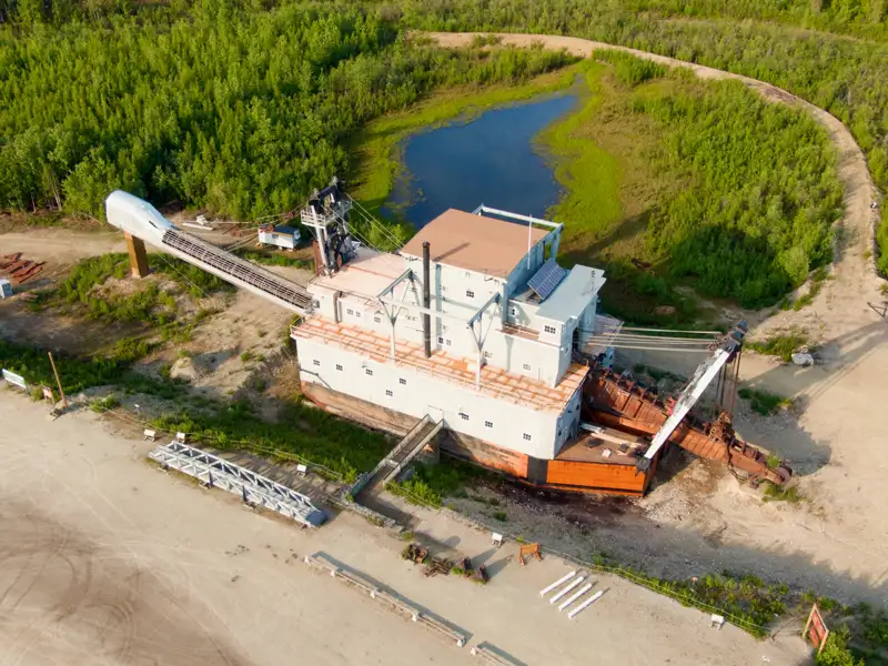 Luftaufnahme eines historischen Schwimmbaggers.