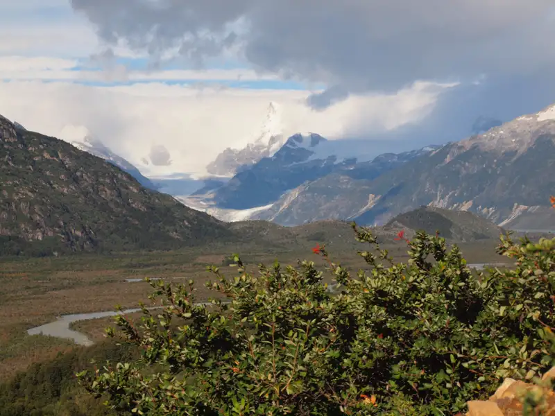 Bergpanorama mit Gletscher und Fluss.