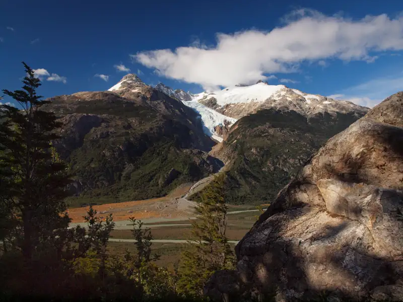 Gletscherlandschaft mit Bergen und Felsen.