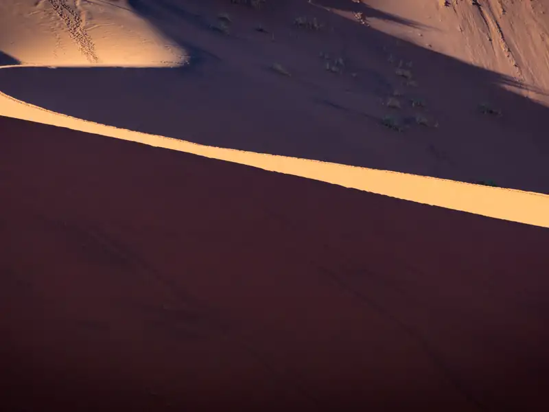 Abstrakte Ansicht von Sanddünen mit Licht und Schatten.