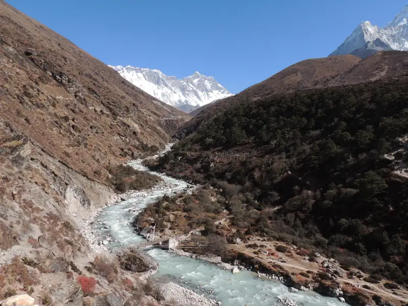 Himalaya-Flusslandschaft mit schneebedeckten Bergen