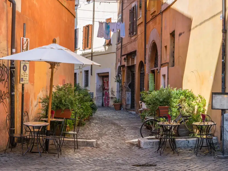 Eine typische römische Gasse mit Cafés im Freien.
