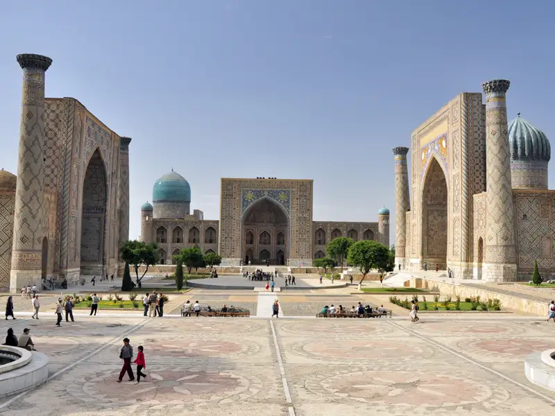 Blick auf den Registan-Platz in Samarkand mit den drei Medresen Ulugh-Beg, Tilya-Kori und Sher-Dor.