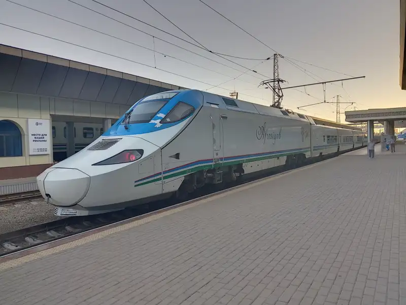 Afrosiyob Hochgeschwindigkeitszug an einem Bahnhof.