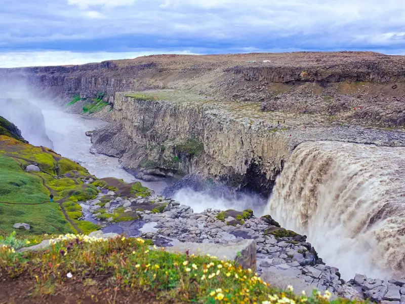 Spektakulärer Wasserfall, der in eine tiefe Schlucht stürzt.