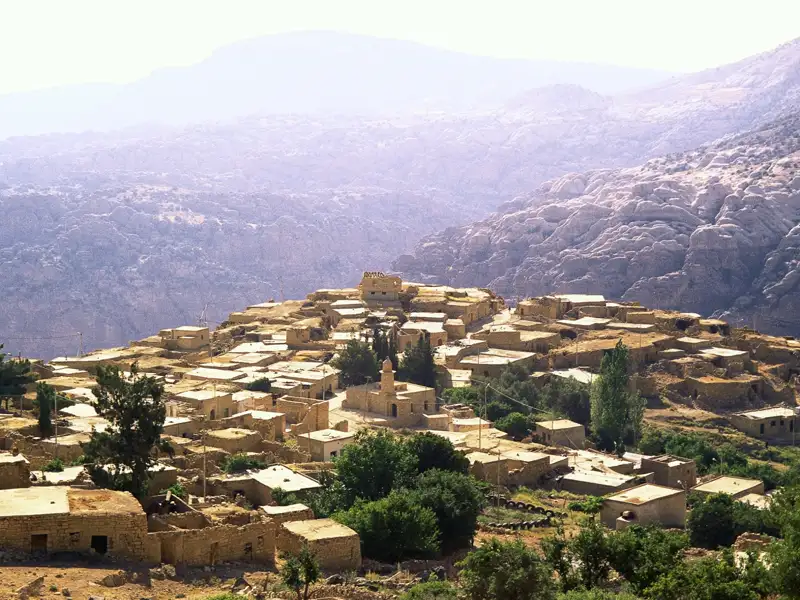 Traditionelles Bergdorf inmitten einer felsigen Landschaft.