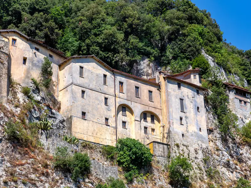 Gebäude am Berghang