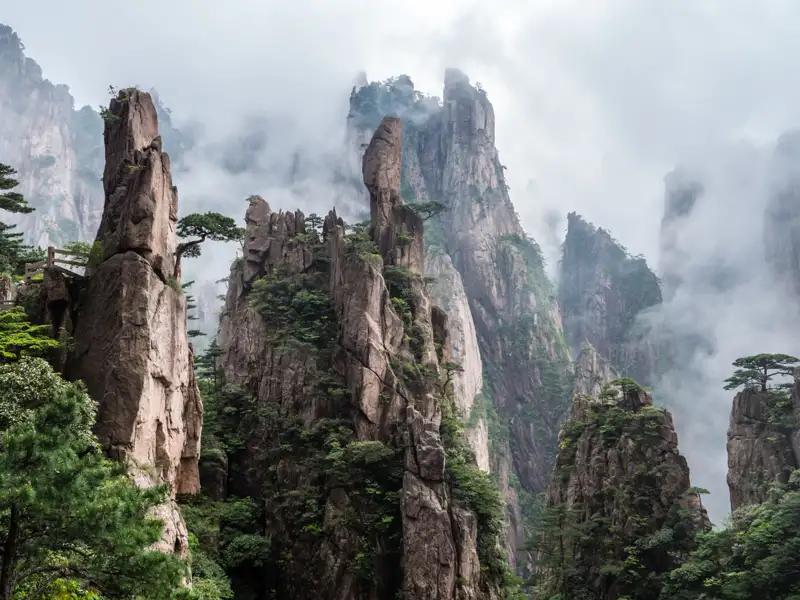 Spektakuläre Felsformationen im Nebel.